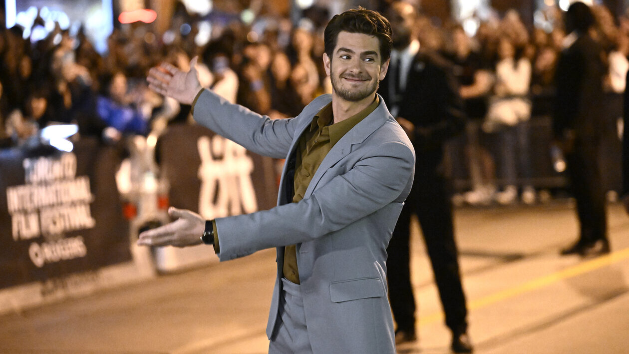 O Andrew Garfield επιστρέφει στην υποκριτική με στιλ